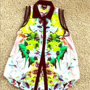 Sleeveless button up top